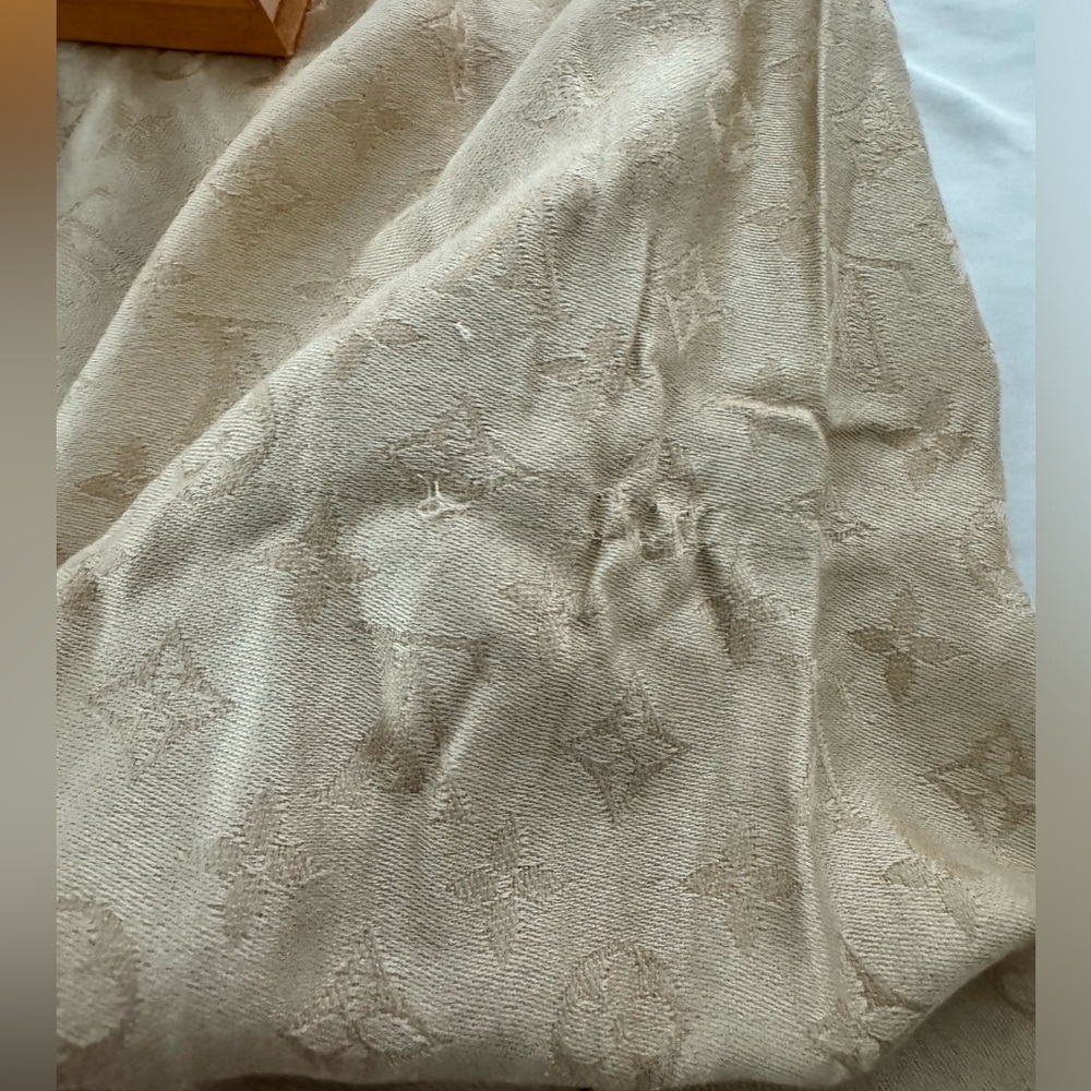 Louis Vuitton Monogram Shawl/Scarf - Picture 4 of 5
